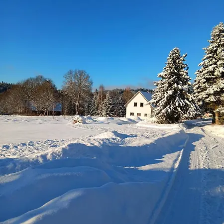 Na Prahu Lesa - Rodinna V Krusnych Horach Sindelova